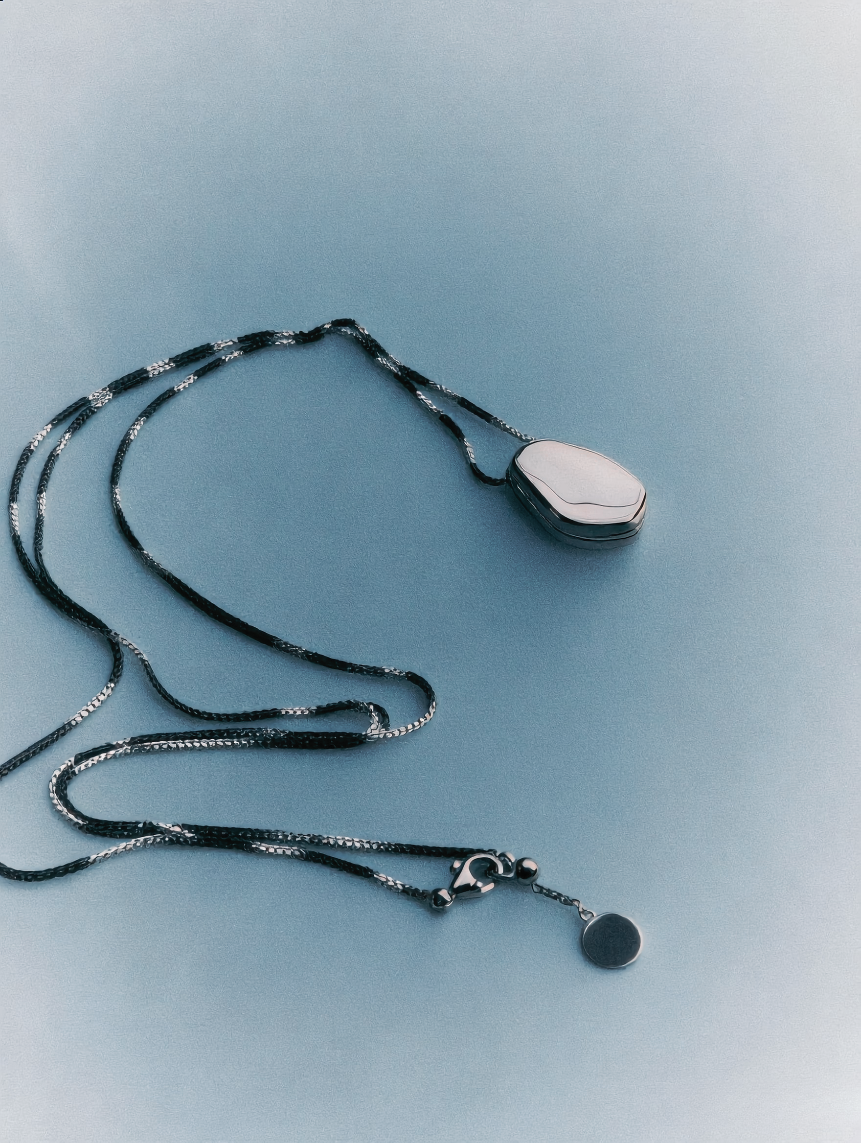 The (un)locket