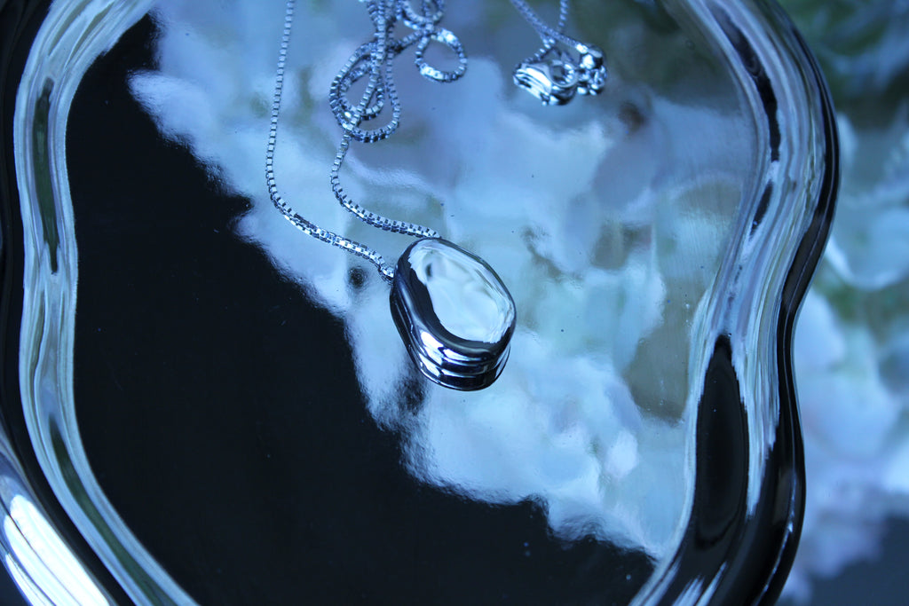 The (un)locket