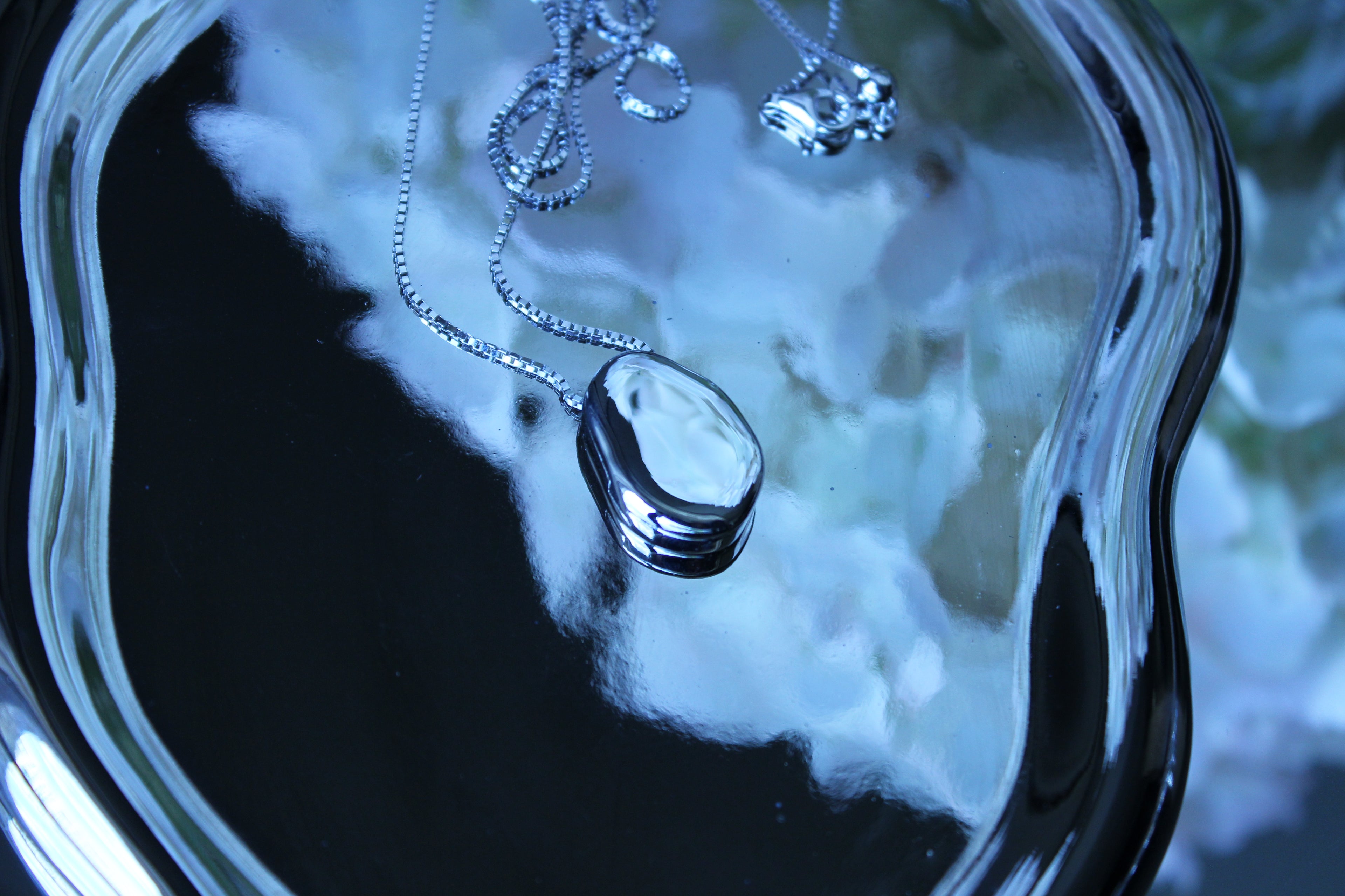 The (un)locket